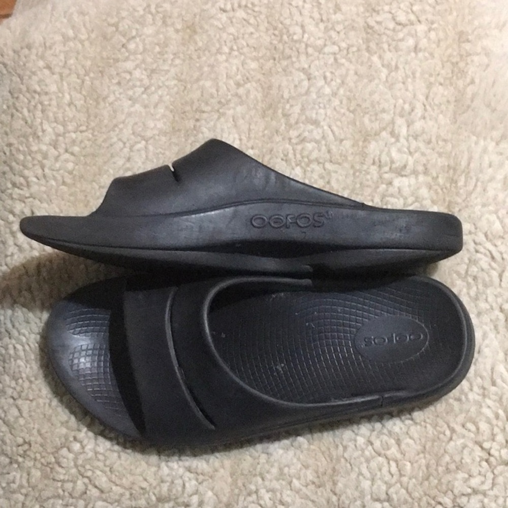 Oofos,size 9